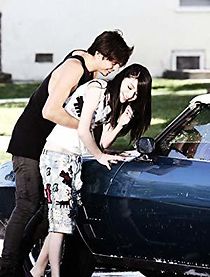 Watch Miranda Cosgrove: Kissin U