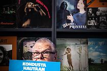 Watch Valokeilassa Atte Blom