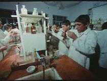 Watch Moallem-e hame-ye bache-haye il (Short 1977)