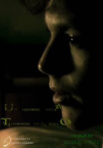 Watch Un Hombre Está Tumbado En El Suelo