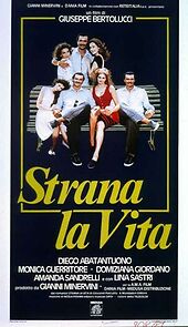 Watch Strana la vita