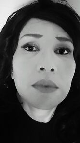 Watch To mand i en sofa