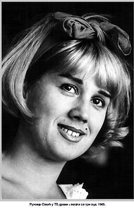 Watch Devojka sa tri oca