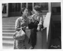 Watch Los niños miran al cielo