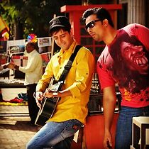 Watch Laakhon Hain Yahan Dilwaley