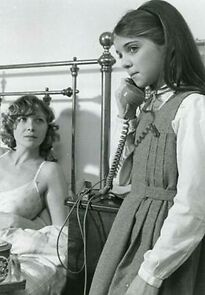 Watch La petite fille dans un paysage bleu